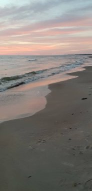 Baltık Denizi plaj, deniz, kıyı şeridi günbatımı yaz akşamları sırasında. 