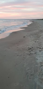 Baltık Denizi plaj, deniz, kıyı şeridi günbatımı yaz akşamları sırasında. 