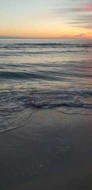 Baltık Denizi plaj, deniz, kıyı şeridi günbatımı yaz akşamları sırasında. 