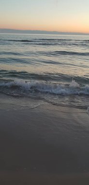 Baltık Denizi plaj, deniz, kıyı şeridi günbatımı yaz akşamları sırasında. 