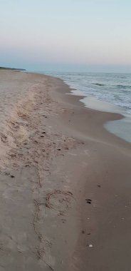 Baltık Denizi plaj, deniz, kıyı şeridi günbatımı yaz akşamları sırasında. 