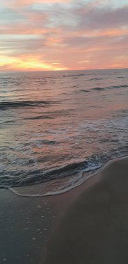 Baltık Denizi plaj, deniz, kıyı şeridi günbatımı yaz akşamları sırasında. 