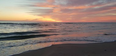 Baltık Denizi plaj, deniz, kıyı şeridi günbatımı yaz akşamları sırasında. 