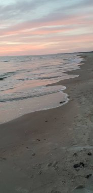 Baltık Denizi plaj, deniz, kıyı şeridi günbatımı yaz akşamları sırasında. 