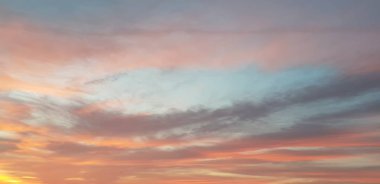 Güzel kırmızı ve mavi gökyüzü bulutlu gün batımı sırasında Baltık Denizi Beach.
