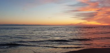 Baltık Denizi plaj, deniz, kıyı şeridi günbatımı yaz akşamları sırasında. 