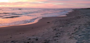 Baltık Denizi plaj, deniz, kıyı şeridi günbatımı yaz akşamları sırasında. 