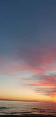 Baltık Denizi plaj, deniz, kıyı şeridi günbatımı yaz akşamları sırasında. 