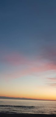 Baltık Denizi plaj, deniz, kıyı şeridi günbatımı yaz akşamları sırasında. 