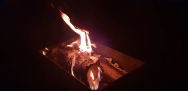 Dün gece kamp ateşi yanıyor