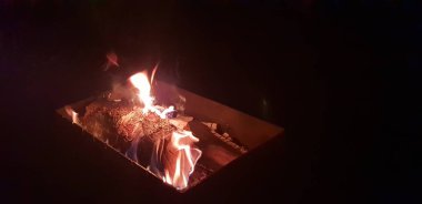 Dün gece kamp ateşi yanıyor