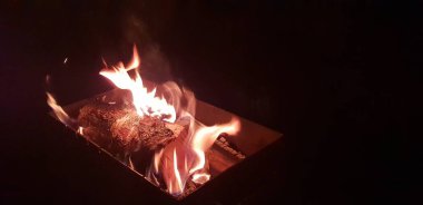 Dün gece kamp ateşi yanıyor