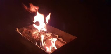 Dün gece kamp ateşi yanıyor