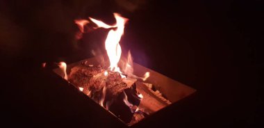 Dün gece kamp ateşi yanıyor