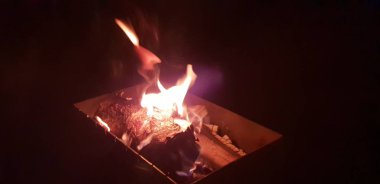 Dün gece kamp ateşi yanıyor