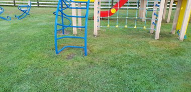 Renkli çocuk oyun alanı açık havada