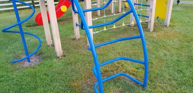 Renkli çocuk oyun alanı açık havada