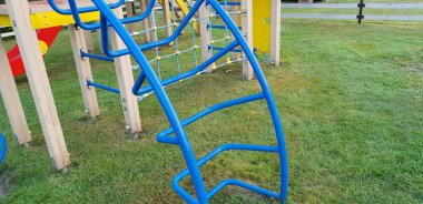 Renkli çocuk oyun alanı açık havada