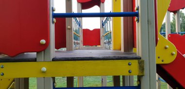 Renkli çocuk oyun alanı açık havada