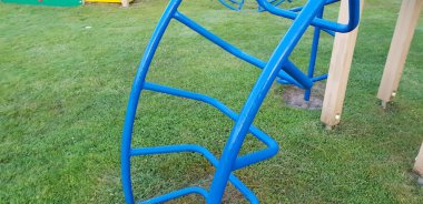 Renkli çocuk oyun alanı açık havada