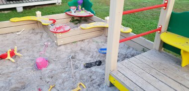 Renkli çocuk oyun alanı açık havada