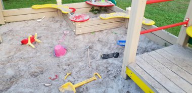 Renkli çocuk oyun alanı açık havada