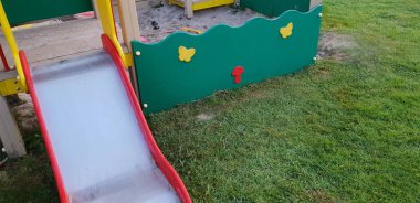 Renkli çocuk oyun alanı açık havada