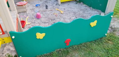 Renkli çocuk oyun alanı açık havada