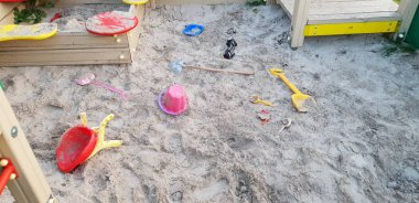 Renkli çocuk oyun alanı açık havada