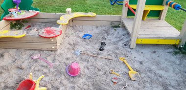 Renkli çocuk oyun alanı açık havada