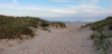 Dunes sabah Baltık Denizi, sahil için bir yol plaj.