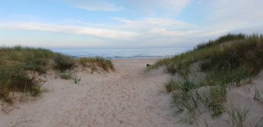 Dunes sabah Baltık Denizi, sahil için bir yol plaj.