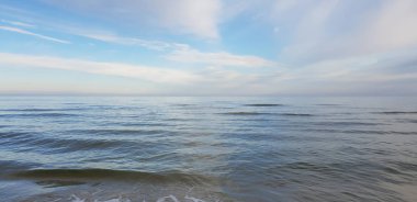 Baltık Denizi plaj sabah