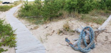 Sahilde kum yere döşeme deniz ip