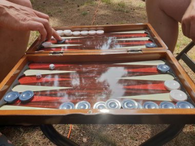 İki oyuncu masa oyunu tavla oynamak