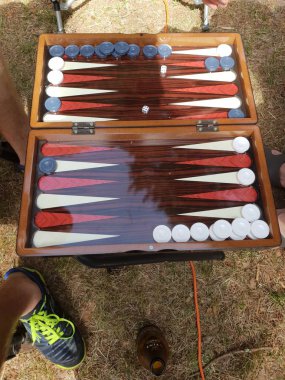 İki oyuncu masa oyunu tavla oynamak