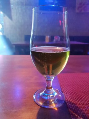 Bir bardak bira bar, Restoran, gece kulübü parti sırasında zemin dans farklı disko ışıkları ile restoranda.