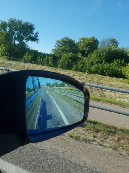 Vista Tráfico Carretera Espejo Durante Conducción — Foto de Stock