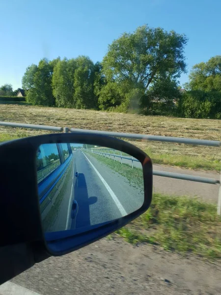 Yol sürüş sırasında ayna görünümünü Rating 