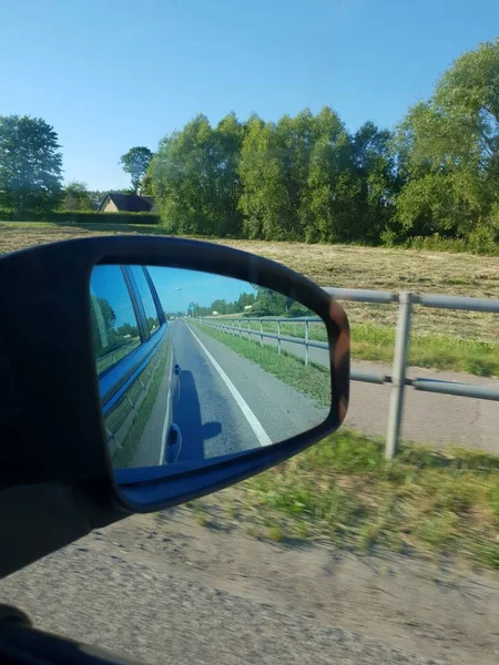 Vista Tráfico Carretera Espejo Durante Conducción — Foto de Stock