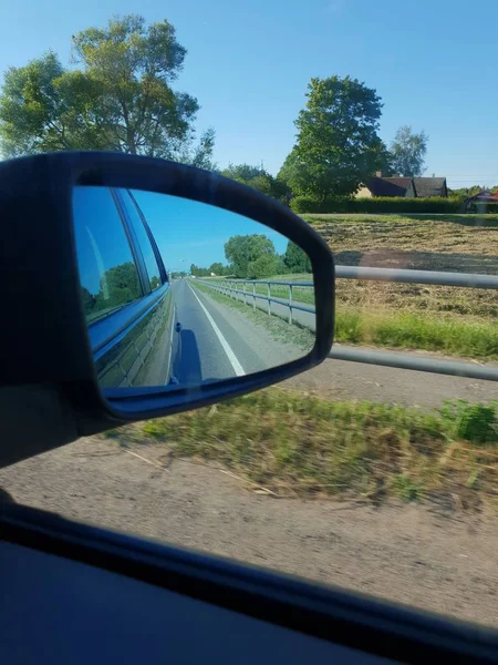 Yol sürüş sırasında ayna görünümünü Rating 