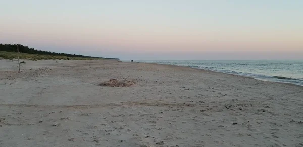 バルト海のビーチ 夏の夜に日没時に海岸線 — ストック写真