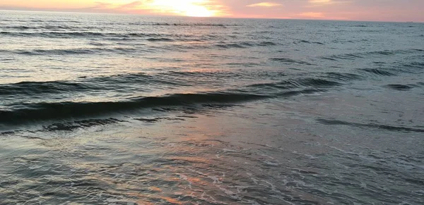 Baltische Zee Strand Zee Kust Tijdens Een Zonsondergang Zomeravond — Stockfoto