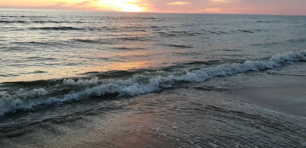 Baltık Denizi plaj, deniz, kıyı şeridi günbatımı yaz akşamları sırasında.