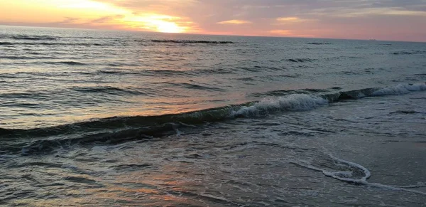Baltık Denizi plaj, deniz, kıyı şeridi günbatımı yaz akşamları sırasında.