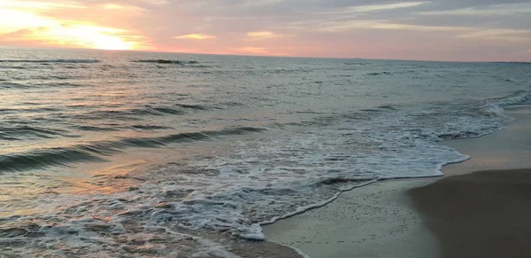 波罗的海海滩 海岸线在夏季傍晚日落 — 图库照片