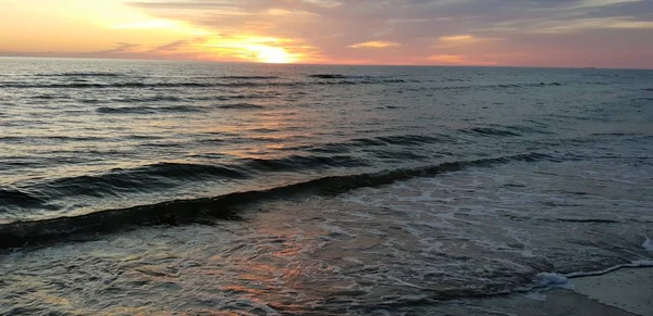 波罗的海海滩 海岸线在夏季傍晚日落 — 图库照片