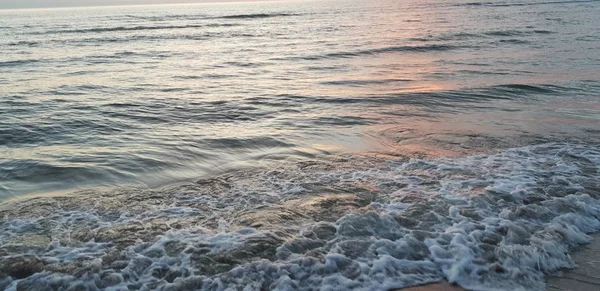 Baltık Denizi plaj, deniz, kıyı şeridi günbatımı yaz akşamları sırasında. 