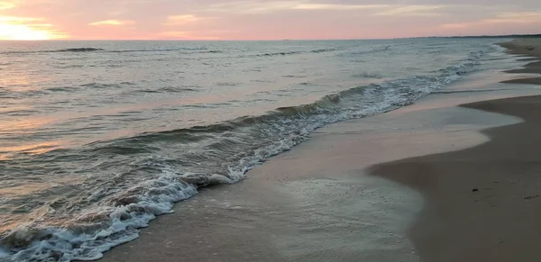 夏季黄昏时分的波罗的海海滩 海岸线 — 图库照片