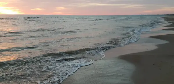 夏季黄昏时分的波罗的海海滩 海岸线 — 图库照片